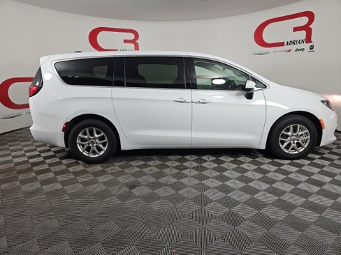 Used 2023 Chrysler Voyager LX image 11