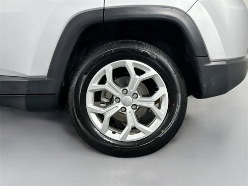 Used 2024 Jeep Compass Latitude image 28