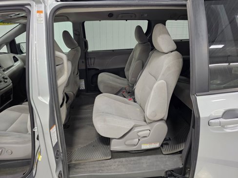 Used 2015 Toyota Sienna LE image 3