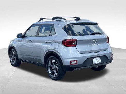 Used 2022 Hyundai Venue SEL image 4