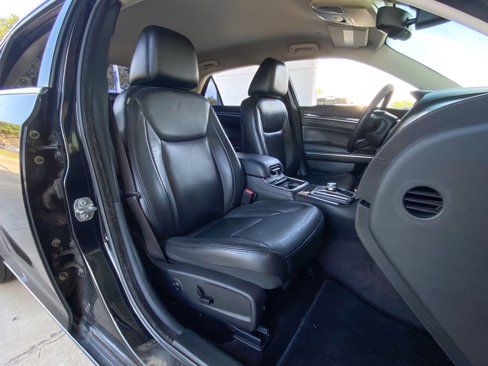 Used 2018 Chrysler 300 Touring L image 26