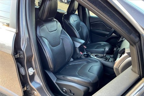 Used 2019 Jeep Cherokee Limited w/ Luxury Group image 8