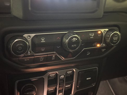 Used 2018 Jeep Wrangler Unlimited Sahara image 19