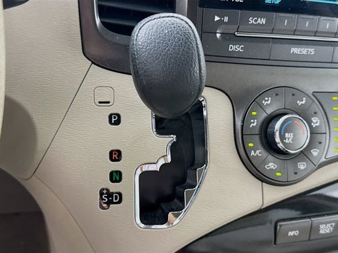 Used 2012 Toyota Sienna LE image 15