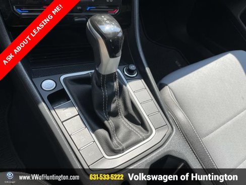 Certified 2025 Volkswagen Jetta SE w/ Sunroof Package image 29