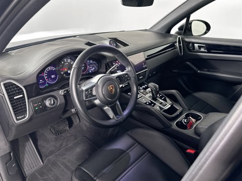 Certified 2023 Porsche Cayenne Platinum Edition image 4