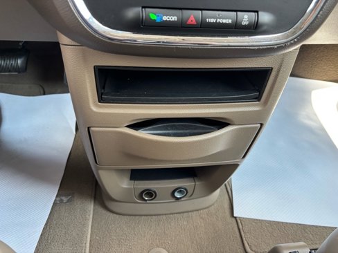 Used 2015 Chrysler Town & Country Touring image 38