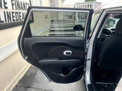 Used 2016 Kia Soul + image 23
