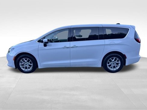 Used 2022 Chrysler Voyager LX image 3