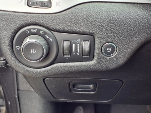 Used 2017 Jeep Cherokee Trailhawk w/ Comfort & Convenience Group image 18