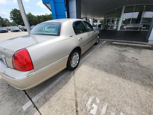 Used 2010 Lincoln Town Car Signature Limited image 7