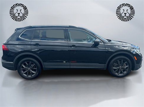 Used 2022 Volkswagen Tiguan SE w/ Panoramic Sunroof Package image 4