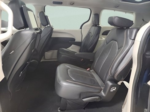 Used 2018 Chrysler Pacifica Touring-L Plus w/ Tire & Wheel Group image 22