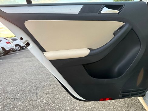 Used 2017 Volkswagen Jetta SE image 29