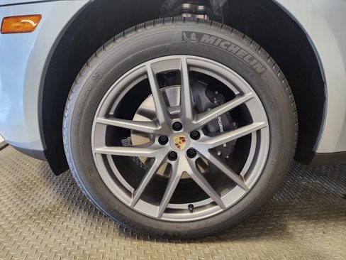 Certified 2025 Porsche Macan image 25