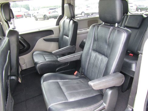 Used 2015 Chrysler Town & Country Touring-L image 13