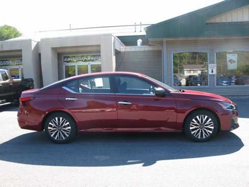 Used 2024 Nissan Altima 2.5 SV image 3
