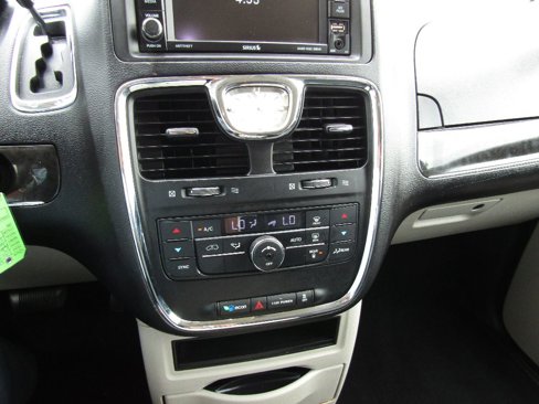 Used 2015 Chrysler Town & Country Touring-L image 16