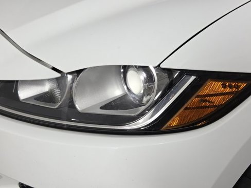 Used 2018 Jaguar F-PACE Premium image 13