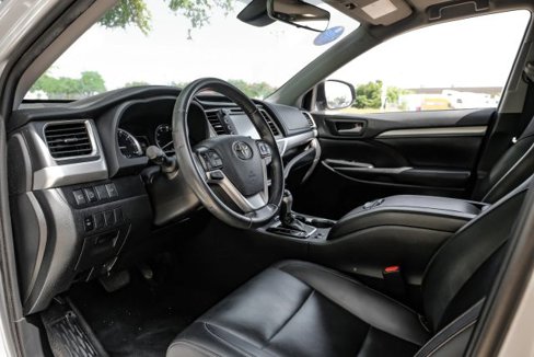 Used 2019 Toyota Highlander XLE image 3