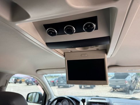 Used 2010 Volkswagen Routan SE image 22