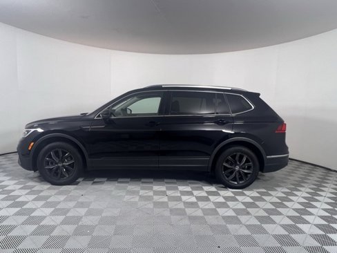 Used 2024 Volkswagen Tiguan SE w/ Panoramic Sunroof Package image 4