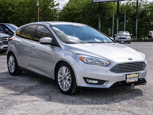 Used 2017 Ford Focus Titanium w/ Titanium Technology Package image 3