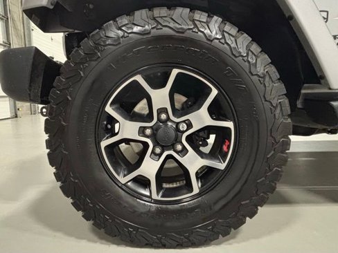 Used 2016 Jeep Wrangler Unlimited Sahara w/ Connectivity Group image 18