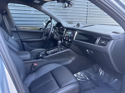 Certified 2025 Porsche Macan image 15