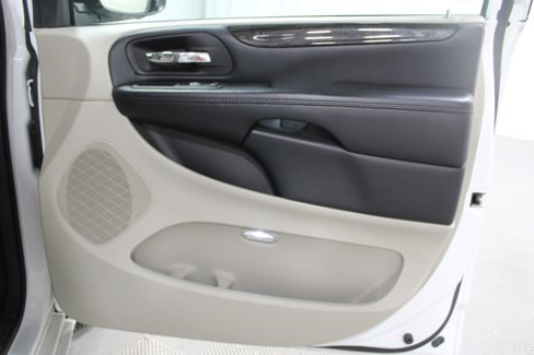 Used 2019 Dodge Grand Caravan SE w/ UConnect Hands-Free Group image 24