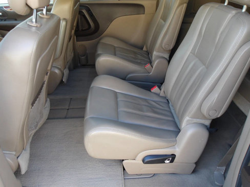 Used 2014 Chrysler Town & Country Touring w/ Driver Convenience Group image 8