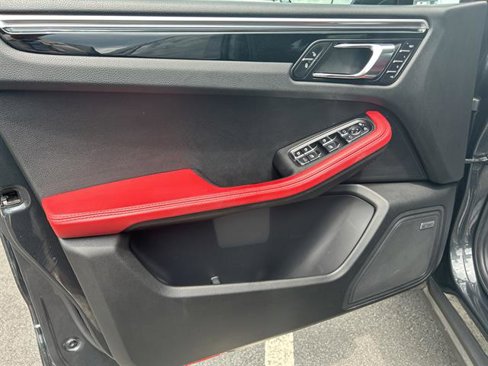 Used 2018 Porsche Macan S image 27