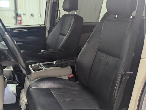 Used 2016 Chrysler Town & Country Touring w/ Driver Convenience Group image 11