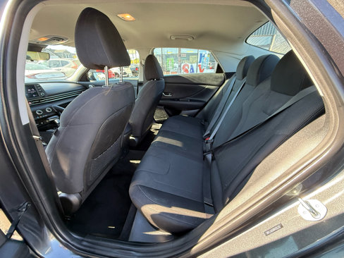Used 2022 Hyundai Elantra SE image 15
