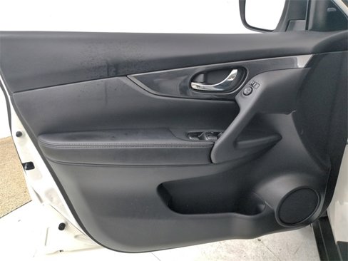Used 2017 Nissan Rogue SV image 36