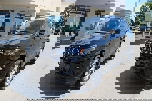 New 2025 Jeep Compass Latitude image 2