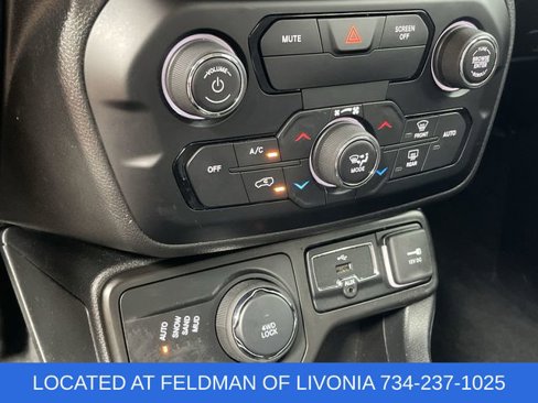 Used 2019 Jeep Renegade Latitude w/ Cold Weather Group image 17