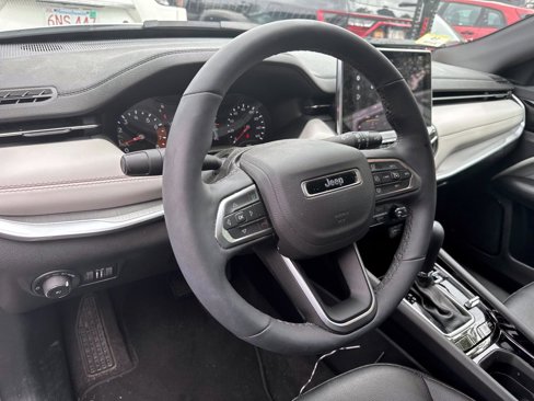 Used 2025 Jeep Compass Limited image 13