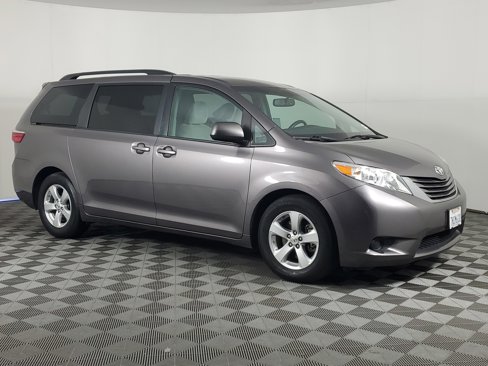 Used 2015 Toyota Sienna LE image 2