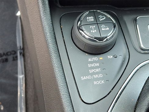 Used 2021 Jeep Cherokee Trailhawk image 23