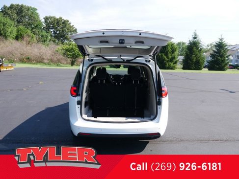 Used 2023 Chrysler Pacifica Touring-L image 17