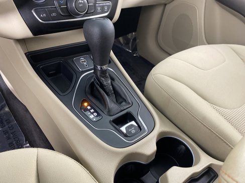 Used 2019 Jeep Cherokee Latitude w/ Popular Appearance Group image 34