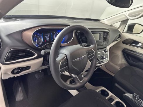 Used 2017 Chrysler Pacifica Touring image 13