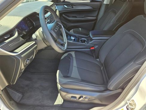 Used 2023 Jeep Grand Cherokee Laredo image 12