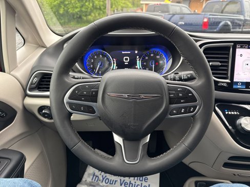 Used 2023 Chrysler Pacifica Touring-L image 43