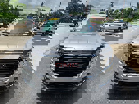 Used 2022 GMC Terrain SLE w/ Driver Convenience Package image 3