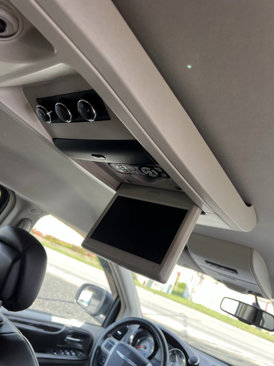 Used 2014 Chrysler Town & Country Touring w/ Mopar Premium Addition Group image 9