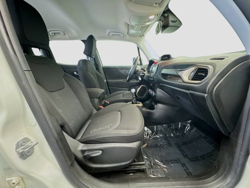 Used 2015 Jeep Renegade Latitude image 18