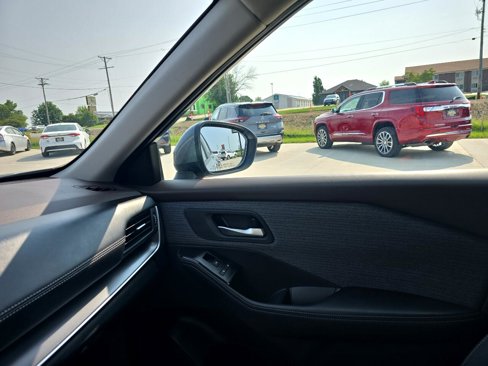 Used 2023 Nissan Rogue SV image 32