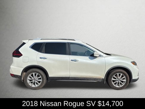 Used 2018 Nissan Rogue SV image 2